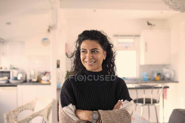 Портрет щасливої красивої жінки, дивлячись на кухню — стокове фото