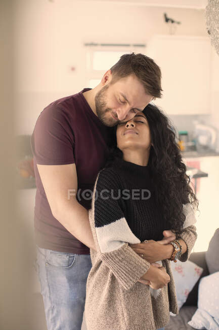 Affettuosa coppia serena che si abbraccia — Foto stock