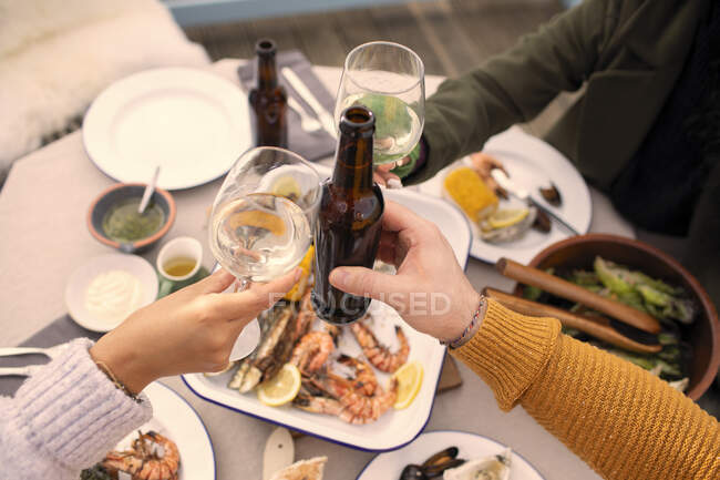 Пара тостів вина та пива над обідом з морепродуктів — стокове фото