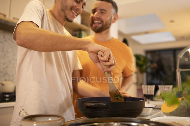 Feliz gay masculino casal cozinhar no cozinha — Fotografia de Stock