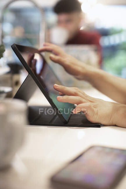 Fechar o homem usando tablet digital — Fotografia de Stock