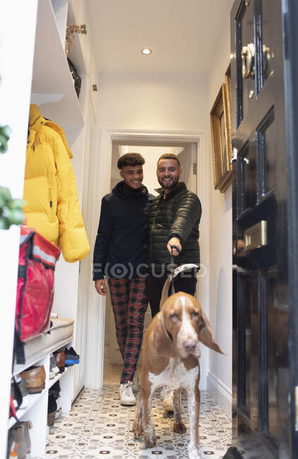 Gay masculino casal deixando casa para andar cão — Fotografia de Stock