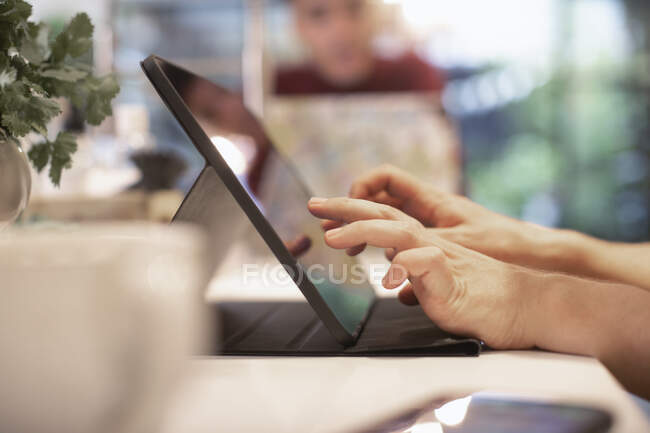 Fechar o homem usando tablet digital — Fotografia de Stock