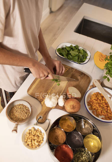 Man cooking slicing fresh vegetables — Stock Photo