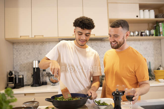 Gay masculino casal cozinhar no cozinha — Fotografia de Stock