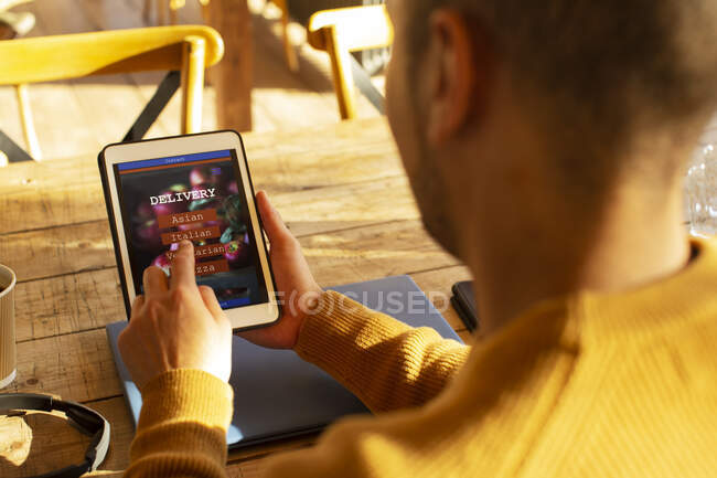 Mann mit digitalem Tablet bestellt Lebensmittel per App auf digitalem Tablet — Stockfoto