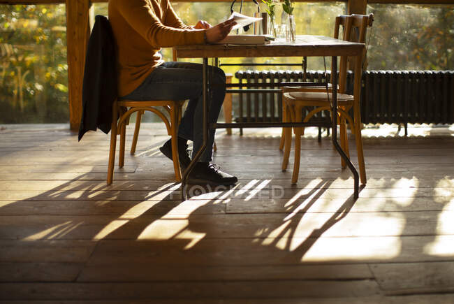 Homme d'affaires travaillant à table au restaurant — Photo de stock