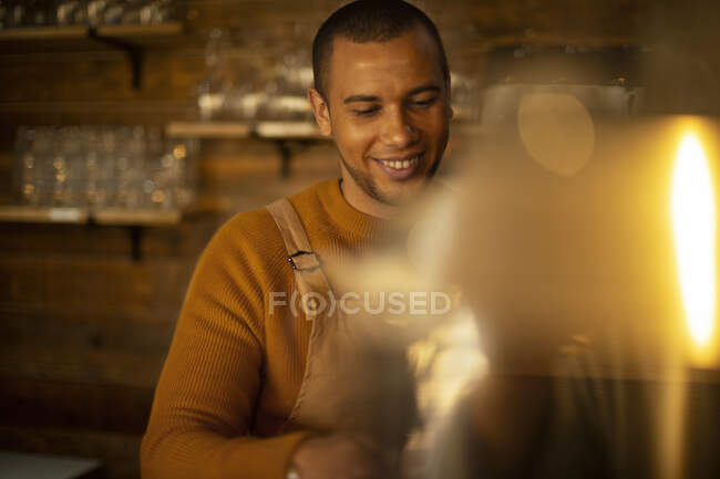 Усміхнений чоловічий бариста готує каву в кафе — стокове фото