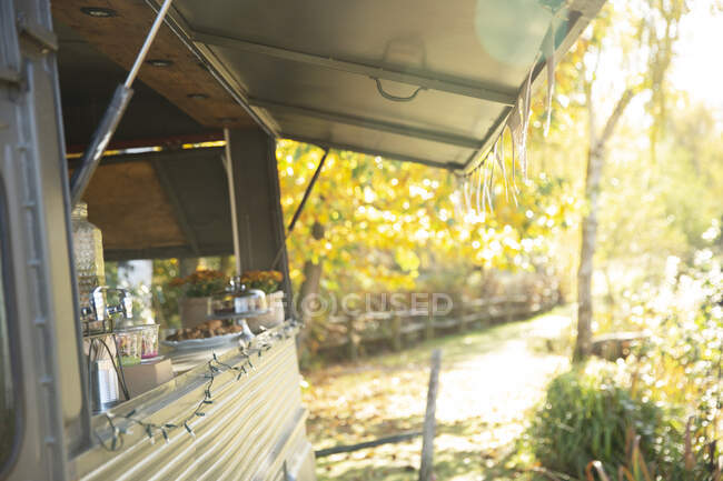 Продовольственная тележка в солнечном идиллическом осеннем парке — стоковое фото