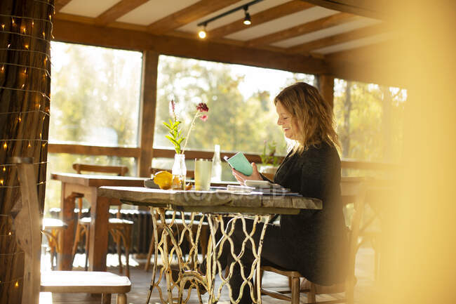 Kleinunternehmerin arbeitet am Tisch im Café — Stockfoto