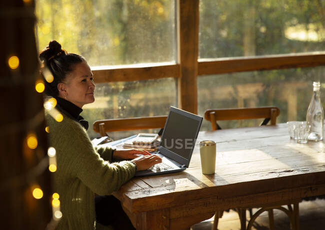 Donna d'affari premurosa che lavora a computer portatile in caffè — Foto stock