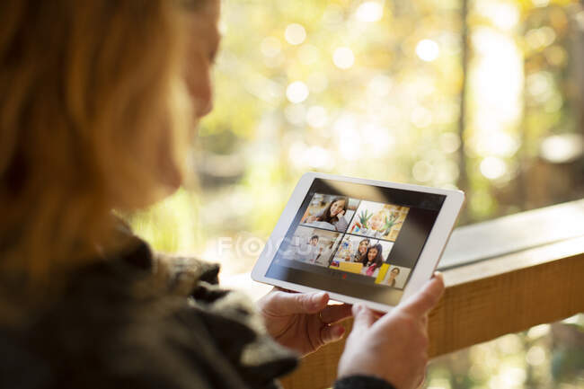 Femme chat vidéo avec la famille sur l'écran de la tablette numérique — Photo de stock