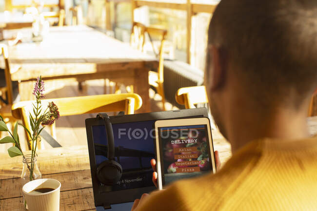 Власник ресторану перевіряє онлайн-доставку на цифровому планшеті — стокове фото