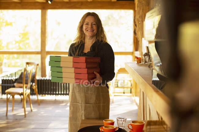 Retrato feliz mulher pizzaria proprietário segurando caixas de pizza — Fotografia de Stock