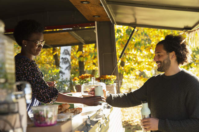 Proprietário do carrinho de comida que serve café ao cliente — Fotografia de Stock