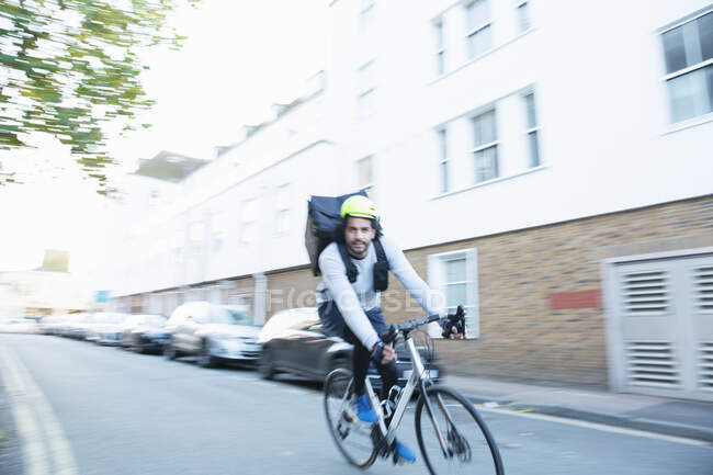 Messager vélo homme livrant de la nourriture dans la rue urbaine — Photo de stock