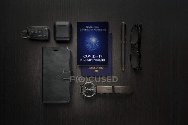 COVID-19 pasaporte de inmunidad sobre la mesa con tecnología - foto de stock