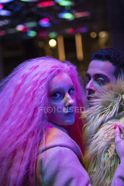 Ritratto coppia alla moda in discoteca — Foto stock