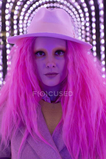 Retrato excêntrico mulher elegante com cabelo rosa em fedora — Fotografia de Stock