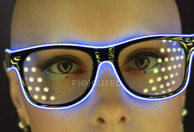 Close up ritratto donna alla moda in occhiali al neon futuristici — Foto stock