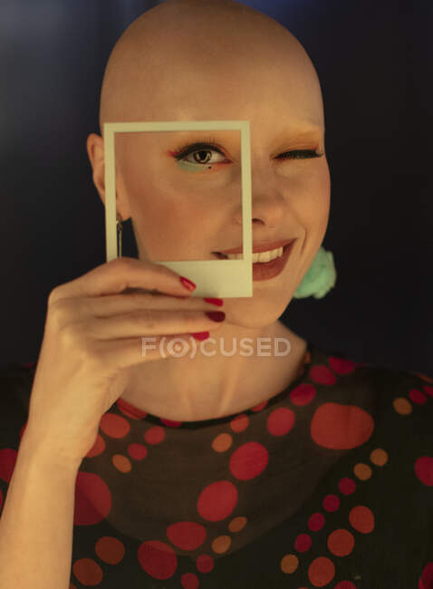 Porträt modische Frau mit rasiertem Kopf und ausgeschnittenem Polaroid — Stockfoto