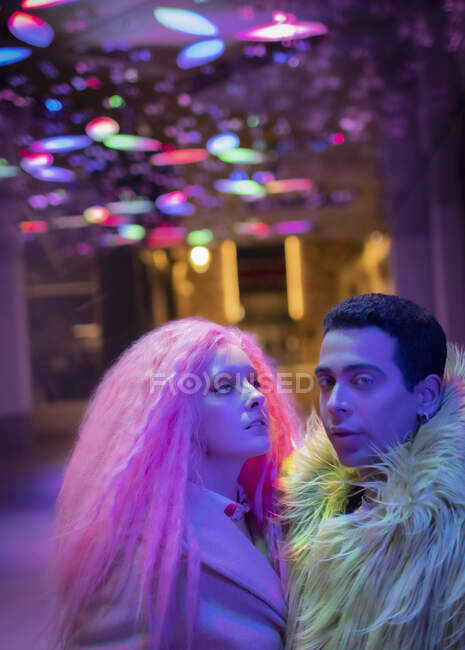 Cooles Modepaar im Porträt unter Neonlicht — Stockfoto