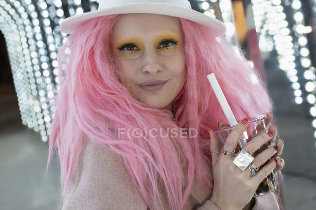 Retrato elegante hermosa mujer con pelo rosa y maquillaje - foto de stock