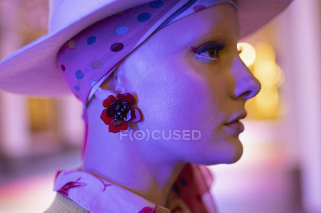 Профиль портрет модная женщина с цветочной серьгой — стоковое фото