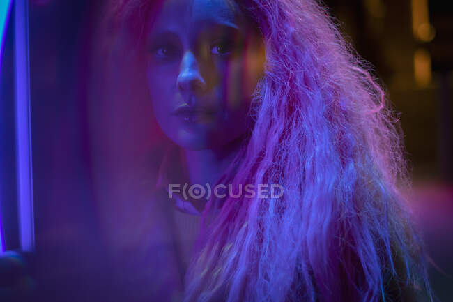 Portrait belle femme mystérieuse aux cheveux roses au néon — Photo de stock