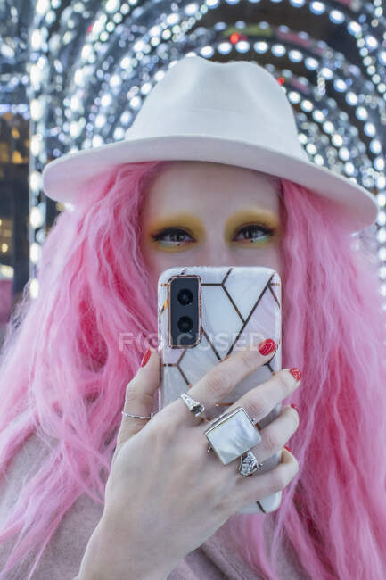 Portrait coole stilvolle Frau mit rosa Haaren und Fedora Selfie machen — Stockfoto