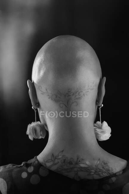 Fermer femme élégante avec tête rasée et tatouages — Photo de stock