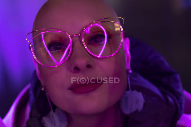 Close up ritratto donna alla moda in occhiali retrò — Foto stock
