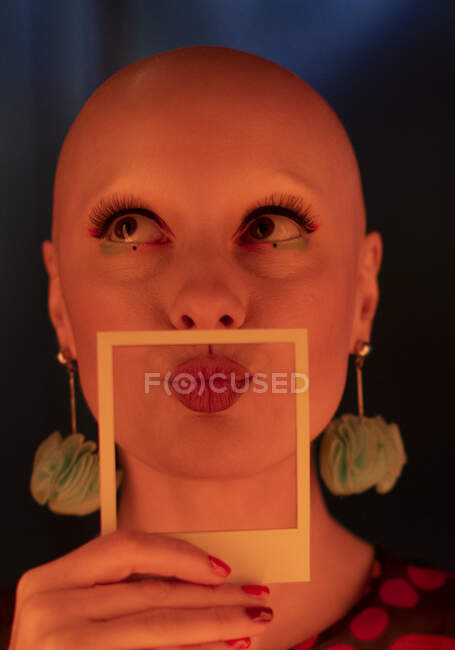 Porträt stilvolle Frau mit rasiertem Kopf mit Polaroid — Stockfoto