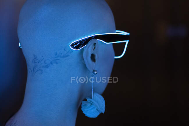Portrait femme élégante avec tête rasée portant des lunettes au néon — Photo de stock