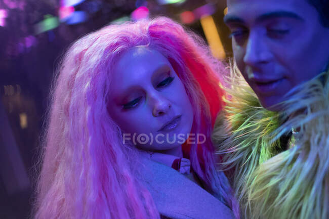 Elegante pareja joven en discoteca - foto de stock