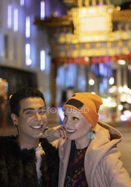 Retrato casal elegante feliz em Chinatown Gate à noite, Londres, Reino Unido — Fotografia de Stock
