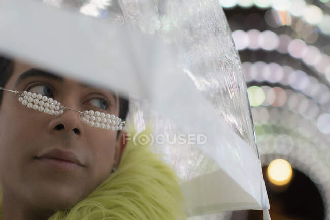 Stilvoller junger Mann mit Birnengläsern unter Regenschirm aus nächster Nähe — Stockfoto