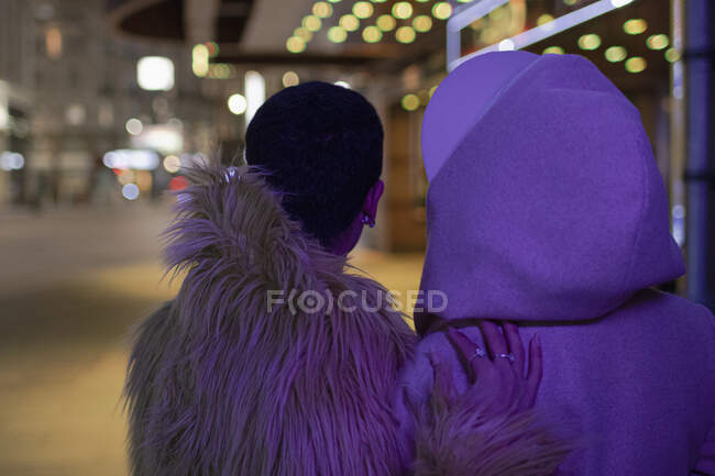 Couple on dark city sidewalk — Stock Photo