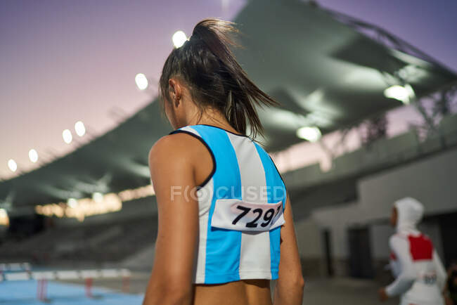 Atletismo feminino e atleta de campo se preparando para a competição — Fotografia de Stock