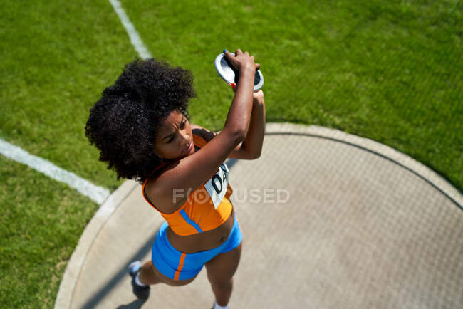 Жіночий трек і поле спортсмен кидає диск — стокове фото