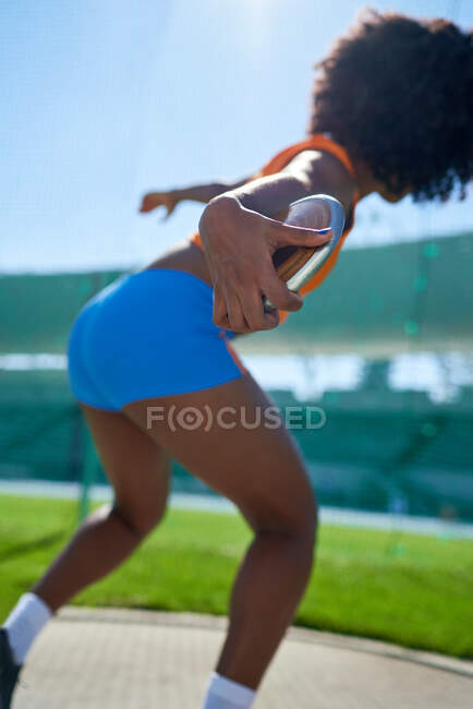 Feminino faixa e campo atleta jogando disco — Fotografia de Stock