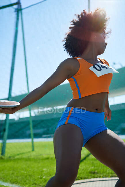 Athlète féminine lançant un disque — Photo de stock
