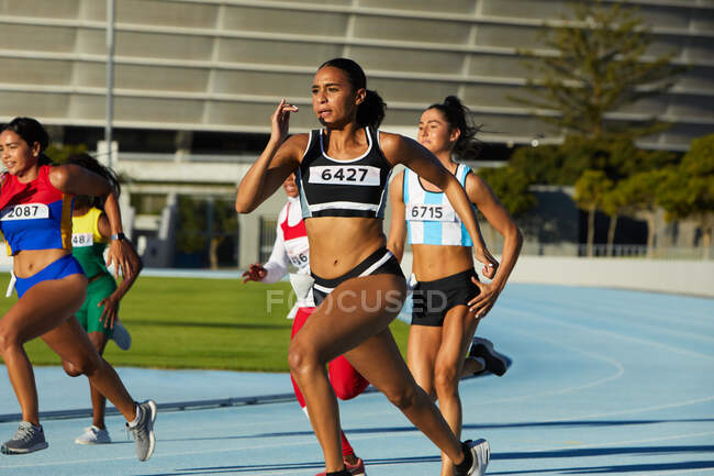 Женщины-легкоатлеты, участвующие в соревнованиях по бегу на треке — стоковое фото