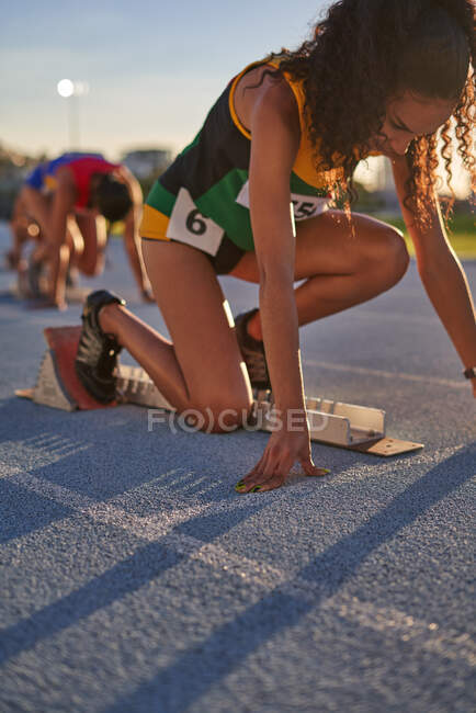 Atletismo feminino e atleta de campo se preparando no início do bloco na pista — Fotografia de Stock