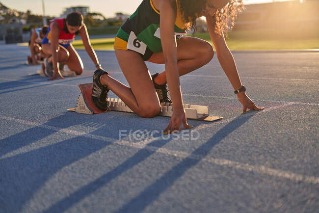Athlètes féminines prêtes au départ sur piste — Photo de stock