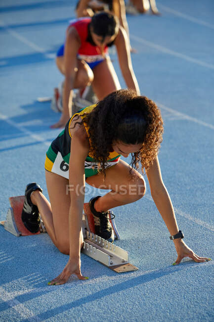 Leichtathletinnen bereiten sich in den Startlöchern auf die Leichtathletik vor — Stockfoto
