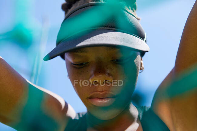 Fechar determinada pista feminina e atleta de campo em viseira — Fotografia de Stock