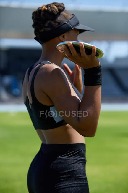 Female track and field athlete preparing to throw discus — Stock Photo