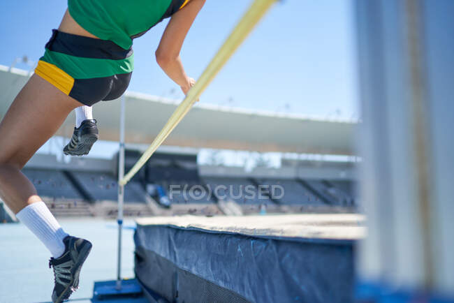 Atleta femminile di atletica leggera che salta in alto sul palo — Foto stock