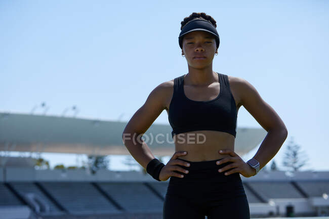 Ritratto fiducioso determinato atleta donna di atletica leggera — Foto stock